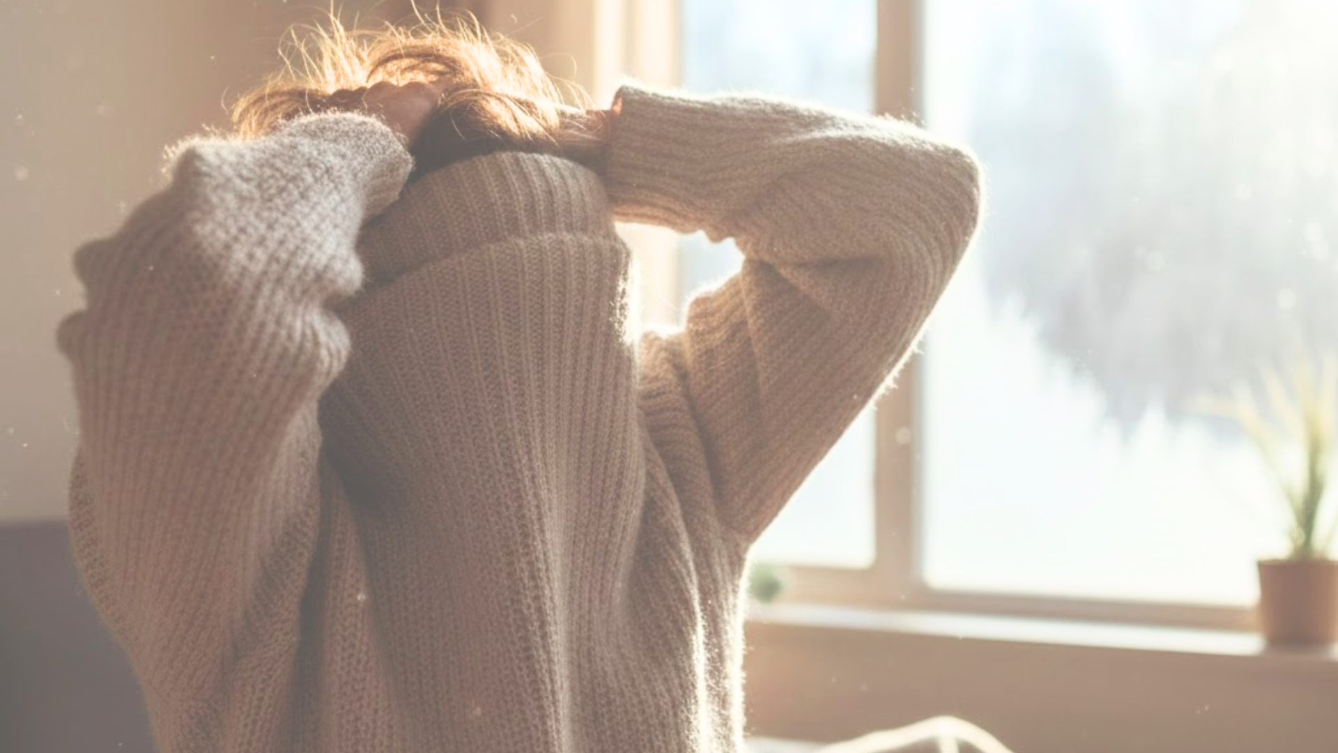 「冬の乾燥した室内でニットを脱ぐときに起きる静電気のイメージ」