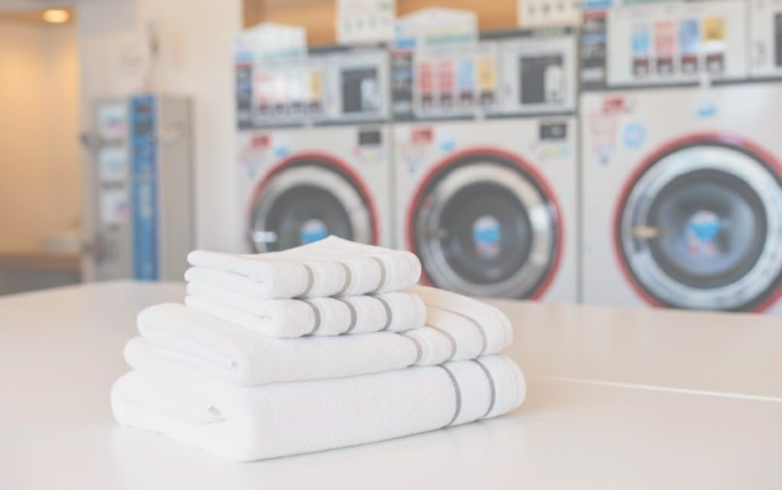 コインランドリーで洗剤の違いを意識して選ぶイメージ（赤ちゃん・敏感肌にも配慮した洗濯）